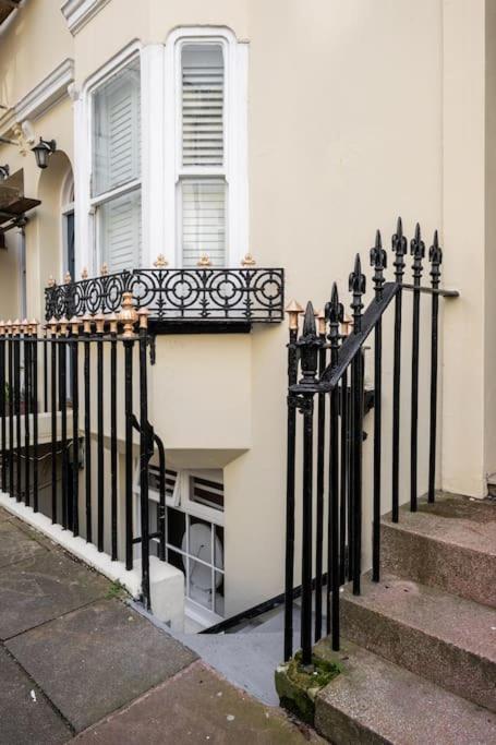 Basement Flat, Regency Square * Hove