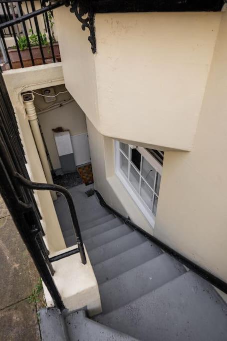 Basement Flat, Regency Square Hove